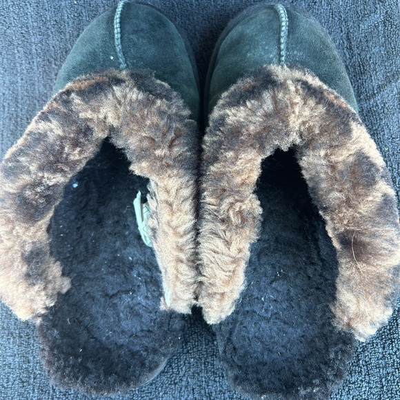 UGG woman’s black suede slippers with Faux Fur Trim size 7 - Picture 11 of 11